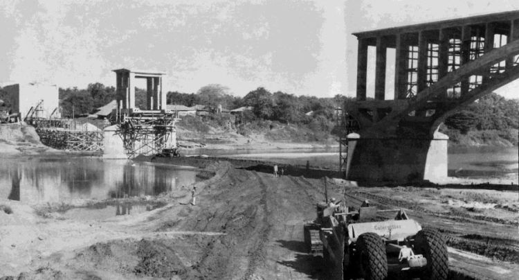 Construção da Ponte da Frei Serafim, no anos 50.