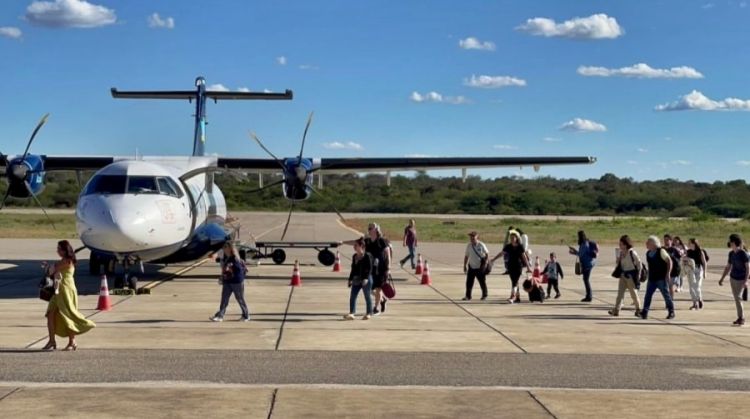 Passageiros desembarcando no Aeroporto Serra da Capivara (Foto: Reprodução/TVSudeste)