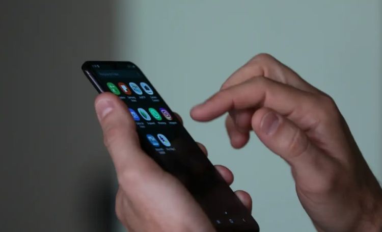 Uso de celulares nas escolas agora será restringido com força de lei (Foto: Tânia Rêgo/Agência Brasil)