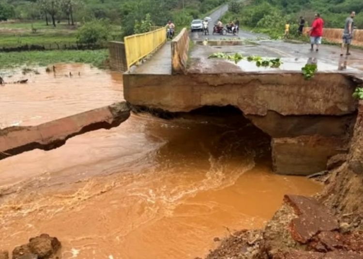 Ponte entre São Luís do Piauí e São João da Canabrava se rompeu (Foto: Portal O Picoense)